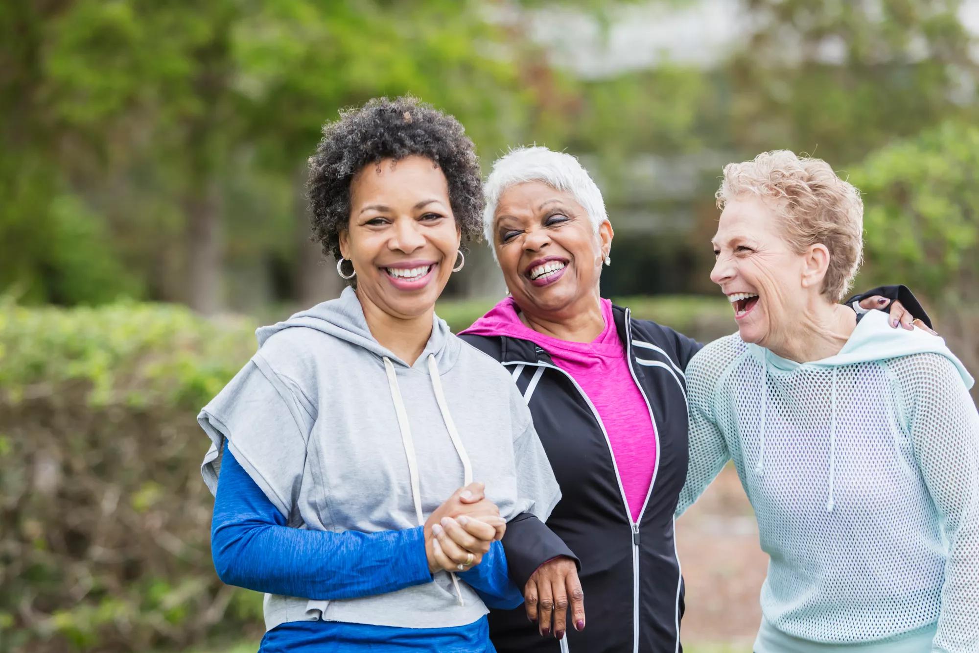 Tres mujeres riendo en un parque