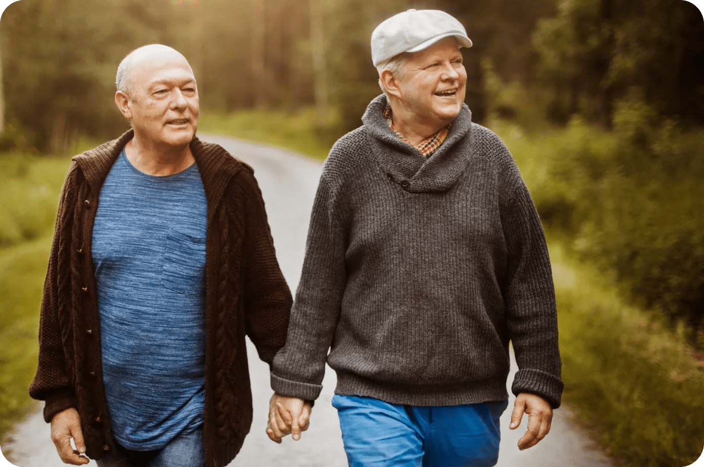 Pareja caminando agarrados de la mano