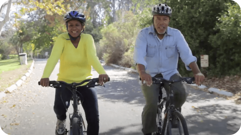 Deux personnes font du vélo sur un sentier