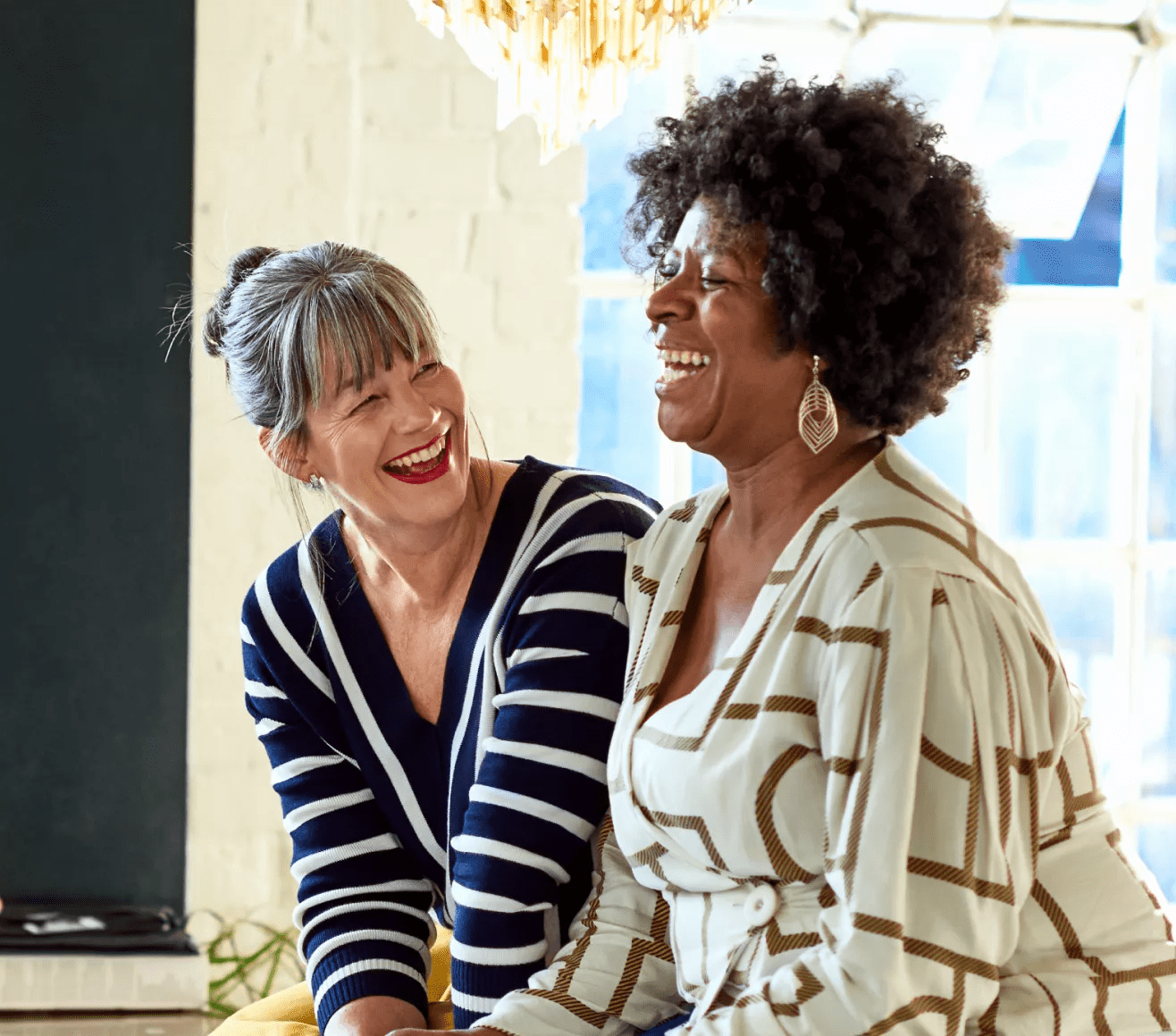 Femmes qui s’amusent et sourient