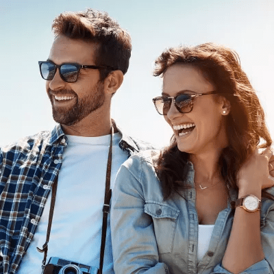 Deux personnes portant des lunettes de soleil