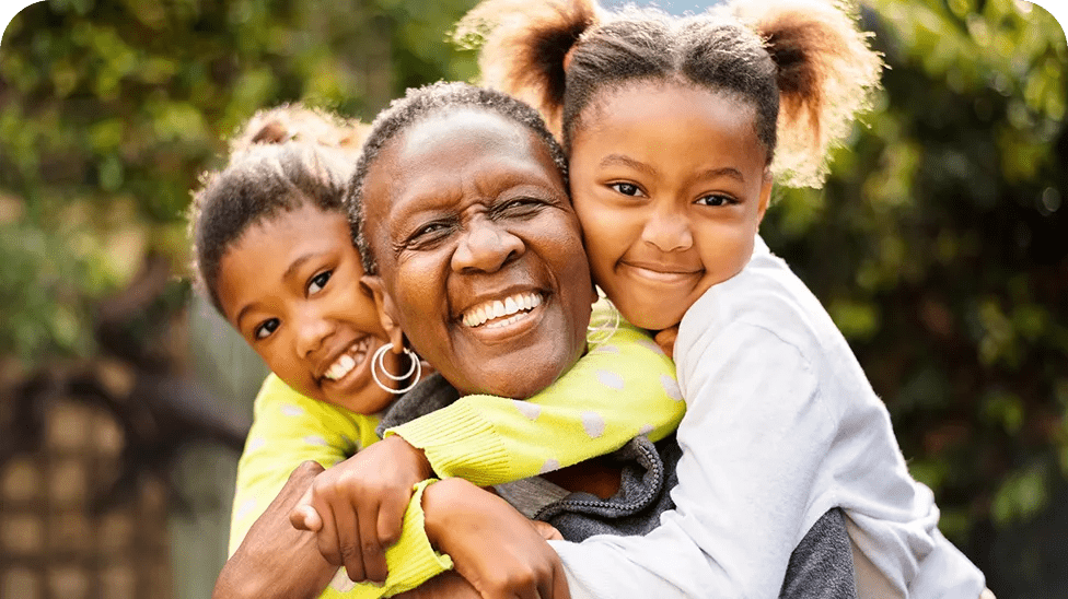 Avó feliz e sorridente com seus netos