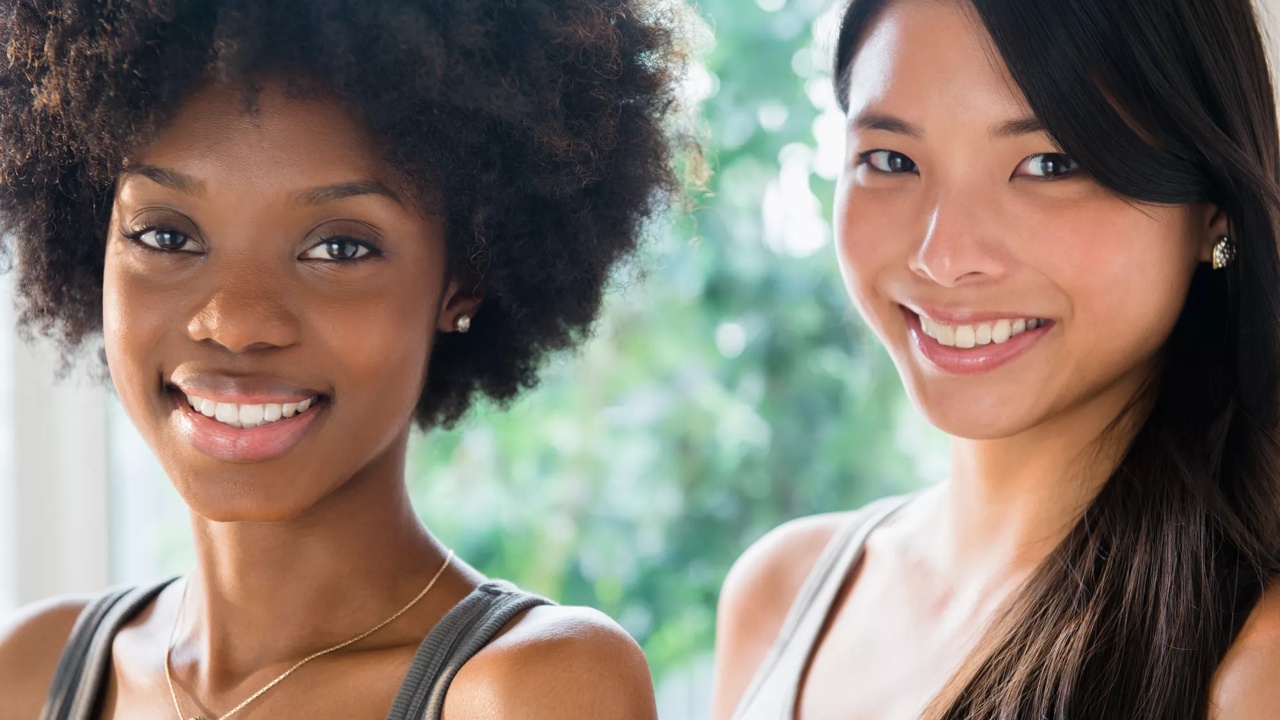 Dos mujeres sonriendo directamente hacia la cámara