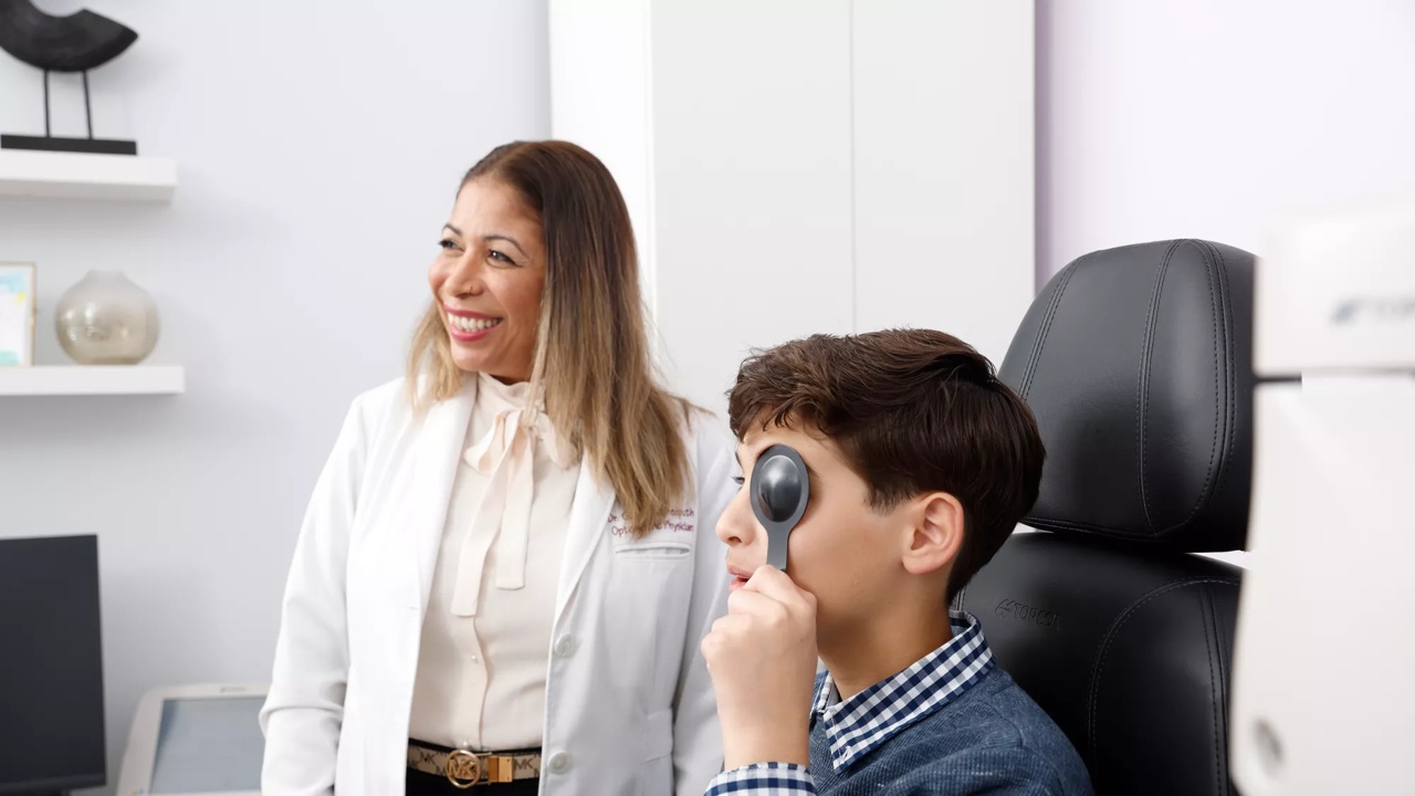 Jeune patient qui passe un examen de la vue  