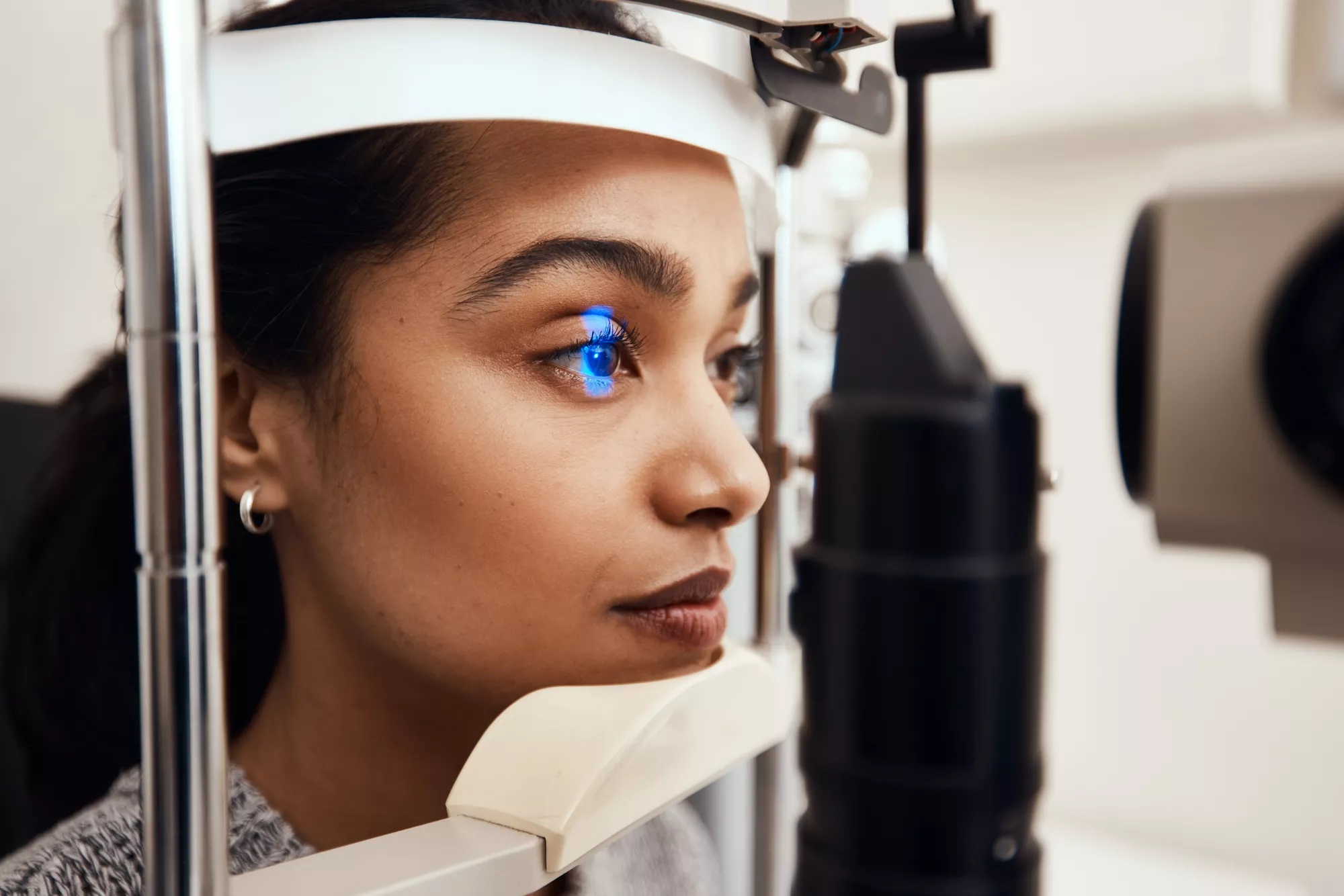 Femme passant un examen de la vue 