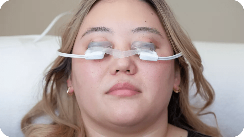 Mulher fazendo um tratamento com LipiFlow – vista frontal