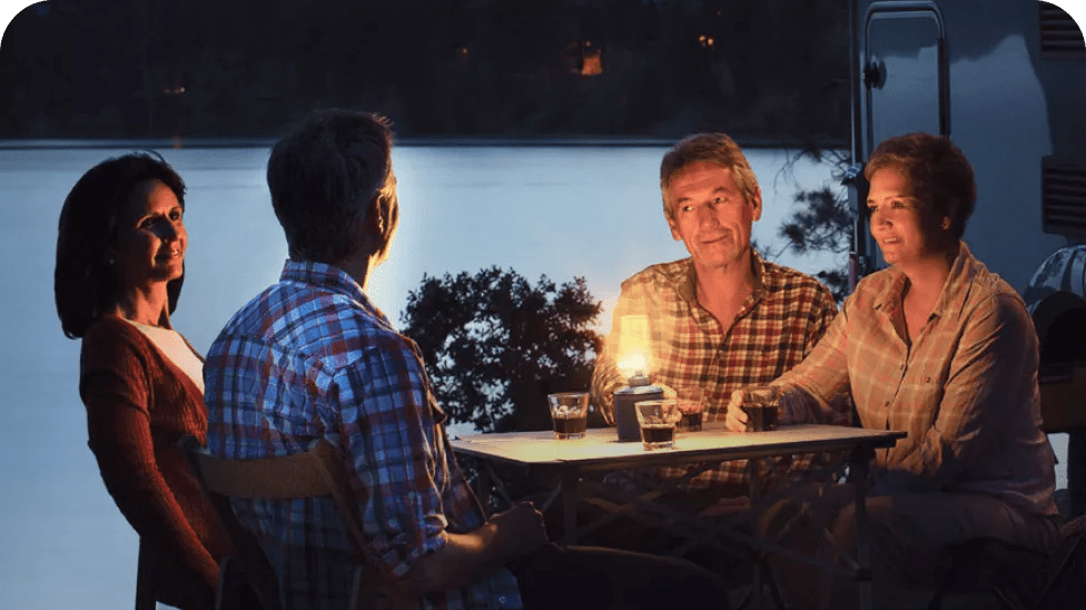 Quatre personnes prenant un verre dans des conditions de faible luminosité