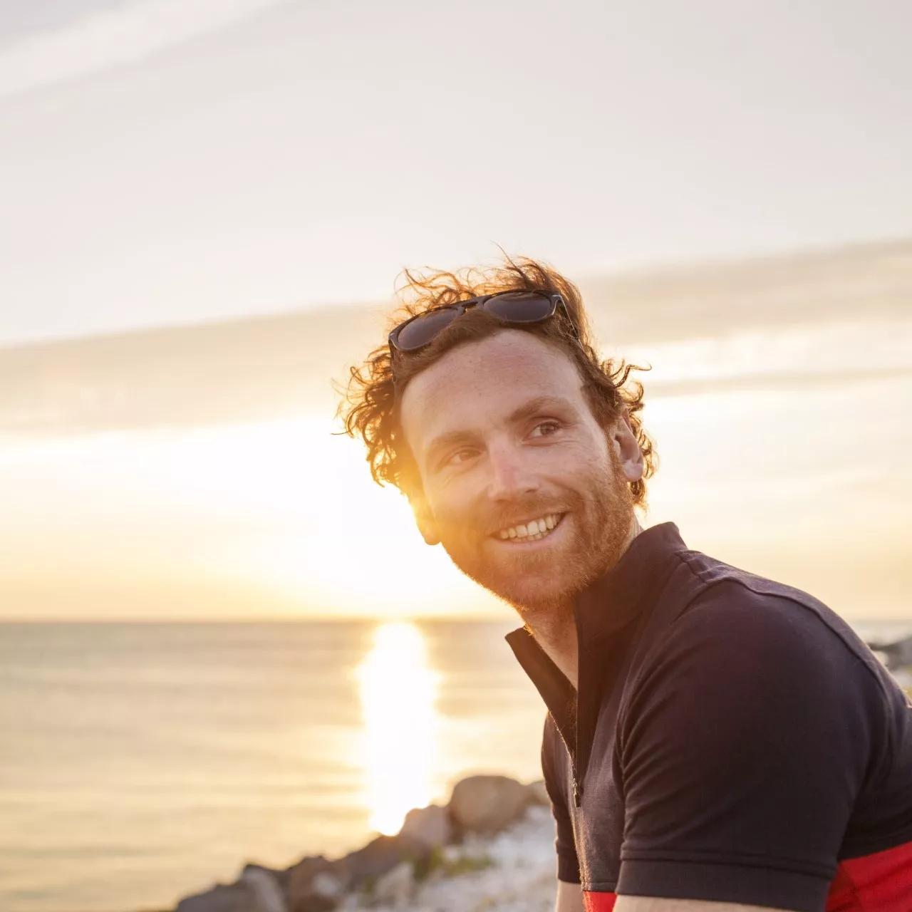 Homme souriant à la barbe blanche